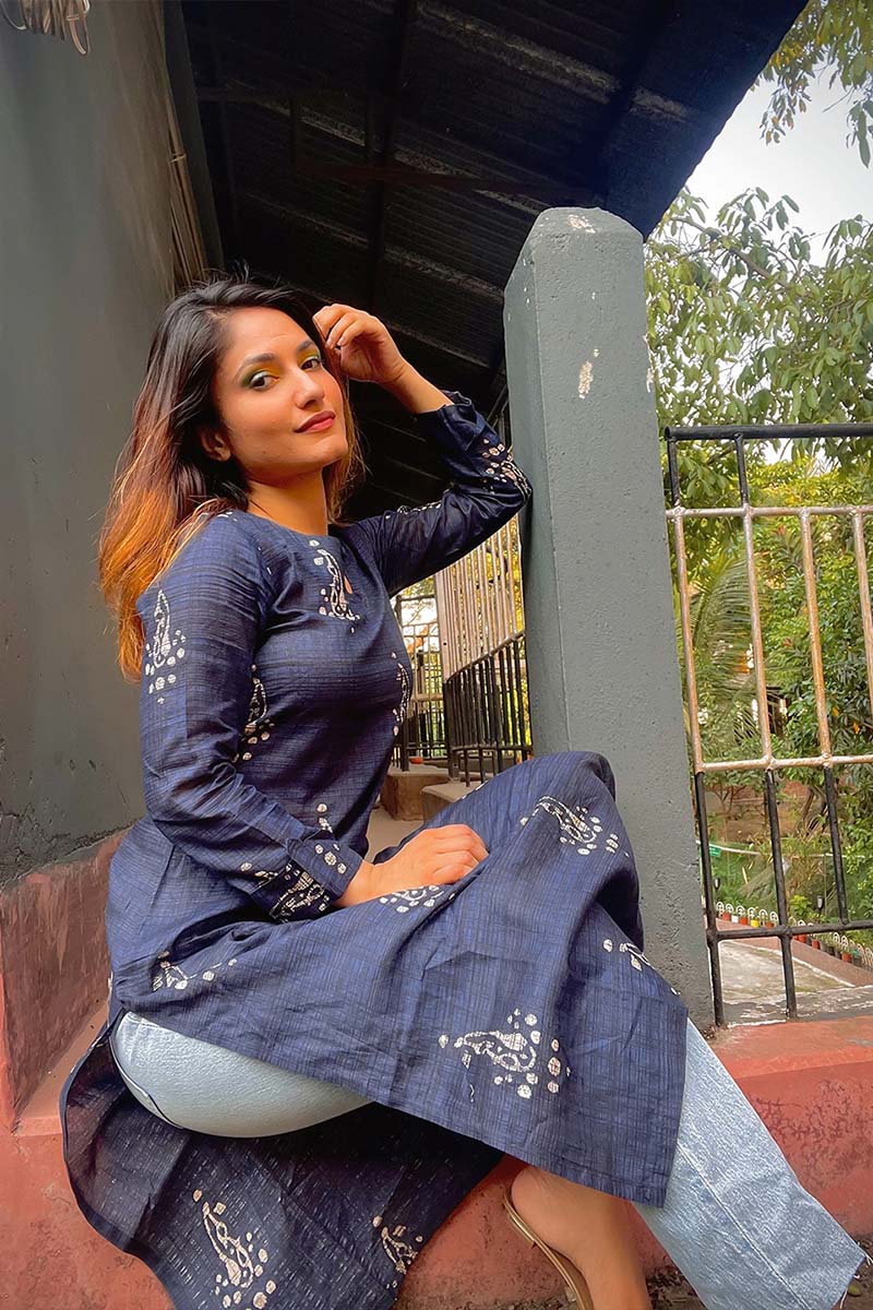Women Rayon Blend Navy Blue and Off-White color Printed Straight Kurta VCK1251
