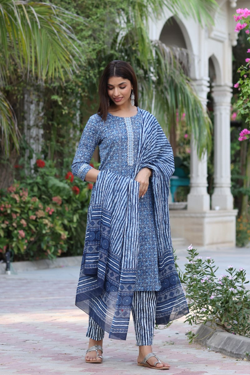 Women Blue & White Cotton Fabric Printed Fancy Kurta And Palazzo VKSKD1036