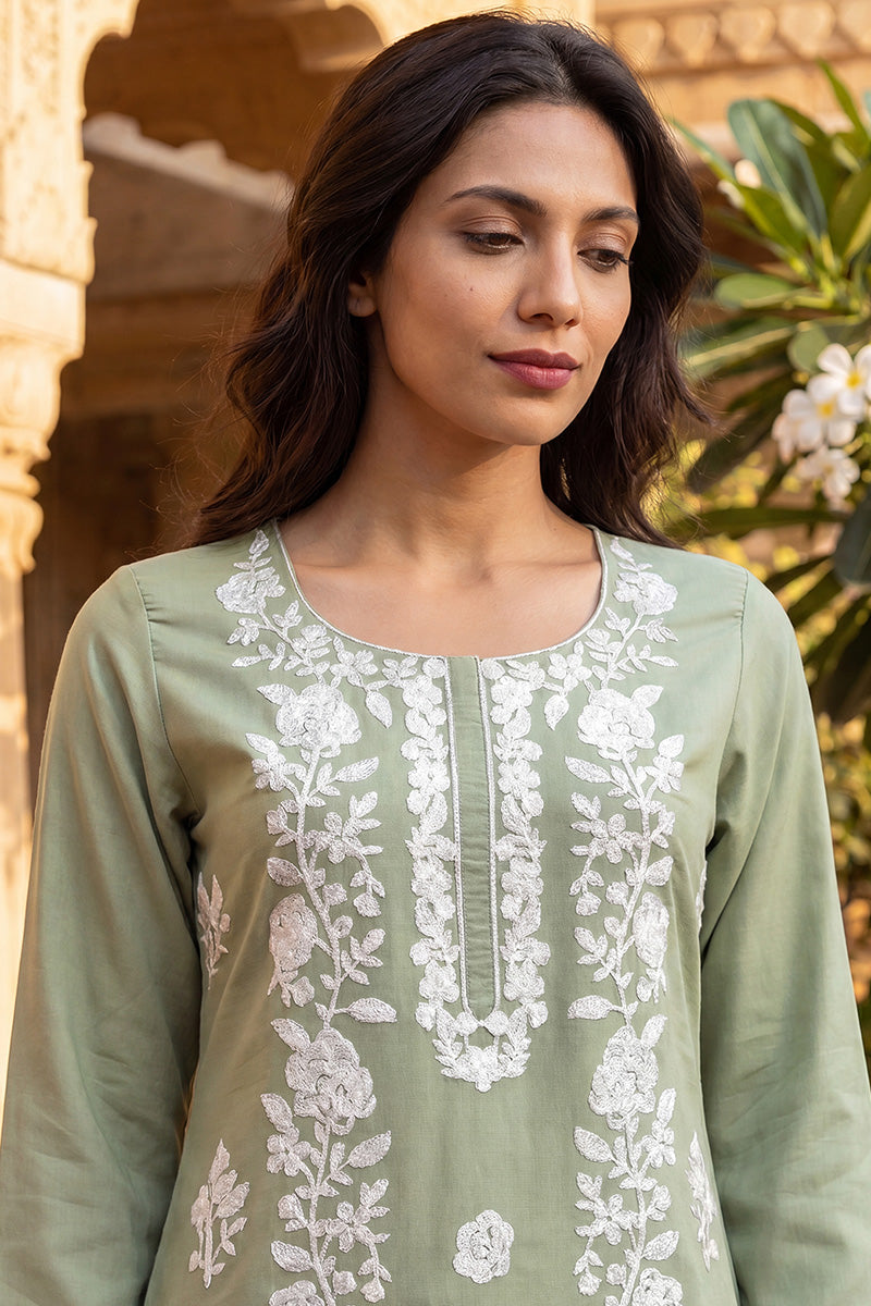 Ahika Womens Green Viscose Rayon Solid Embroidered Regular Kurta VCK9813