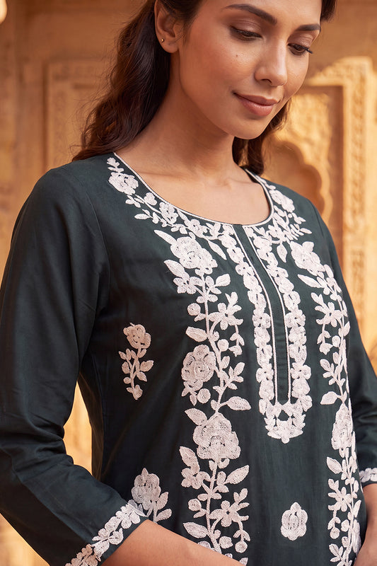 Ahika Womens Green Viscose Rayon Solid Embroidered Regular Kurta VCK9805
