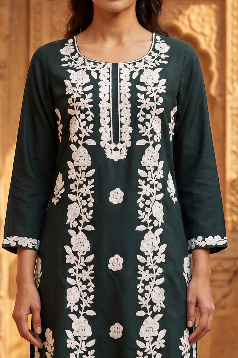 Ahika Womens Green Viscose Rayon Solid Embroidered Regular Kurta VCK9805