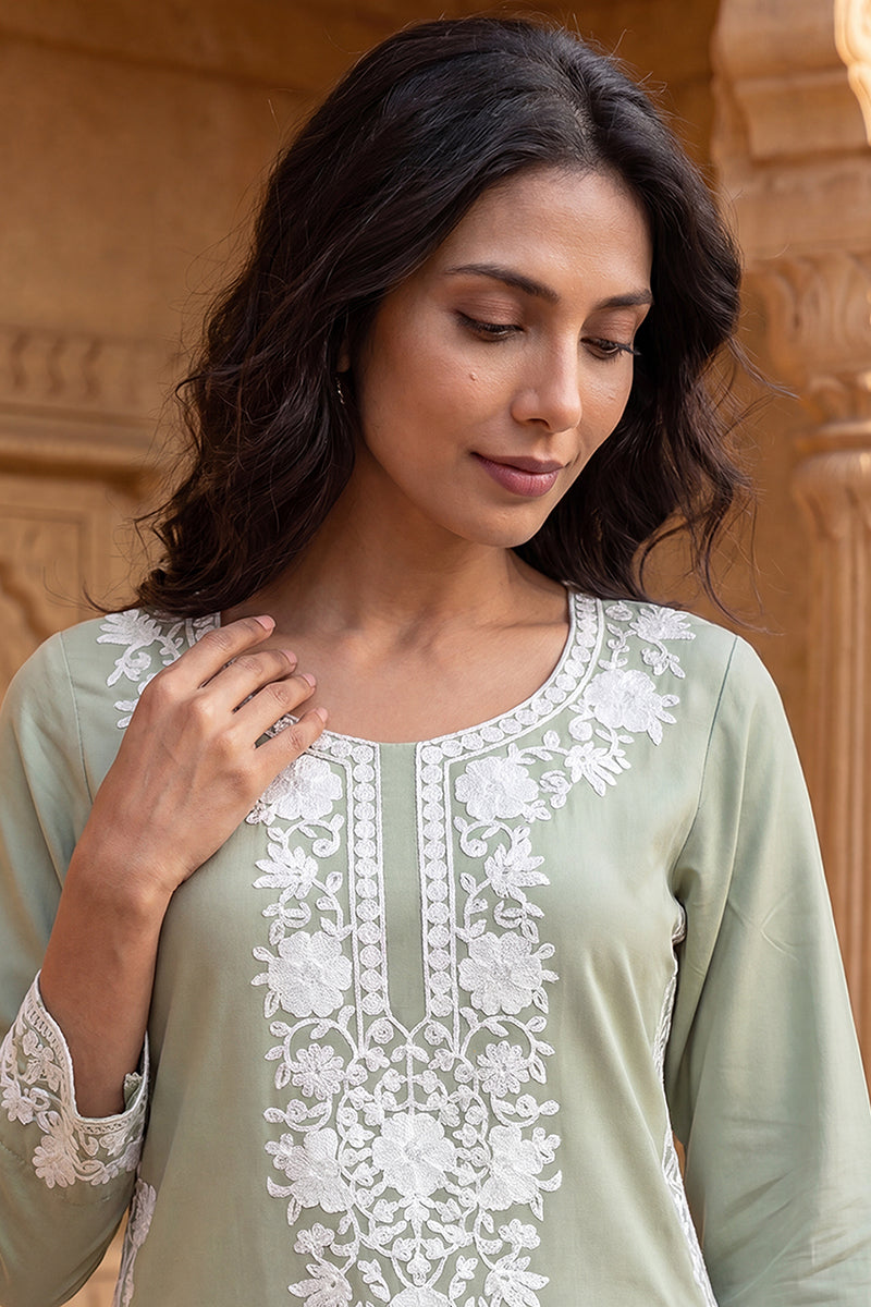 Ahika Womens Green Viscose Rayon Solid Embroidered Regular Kurta VCK9798