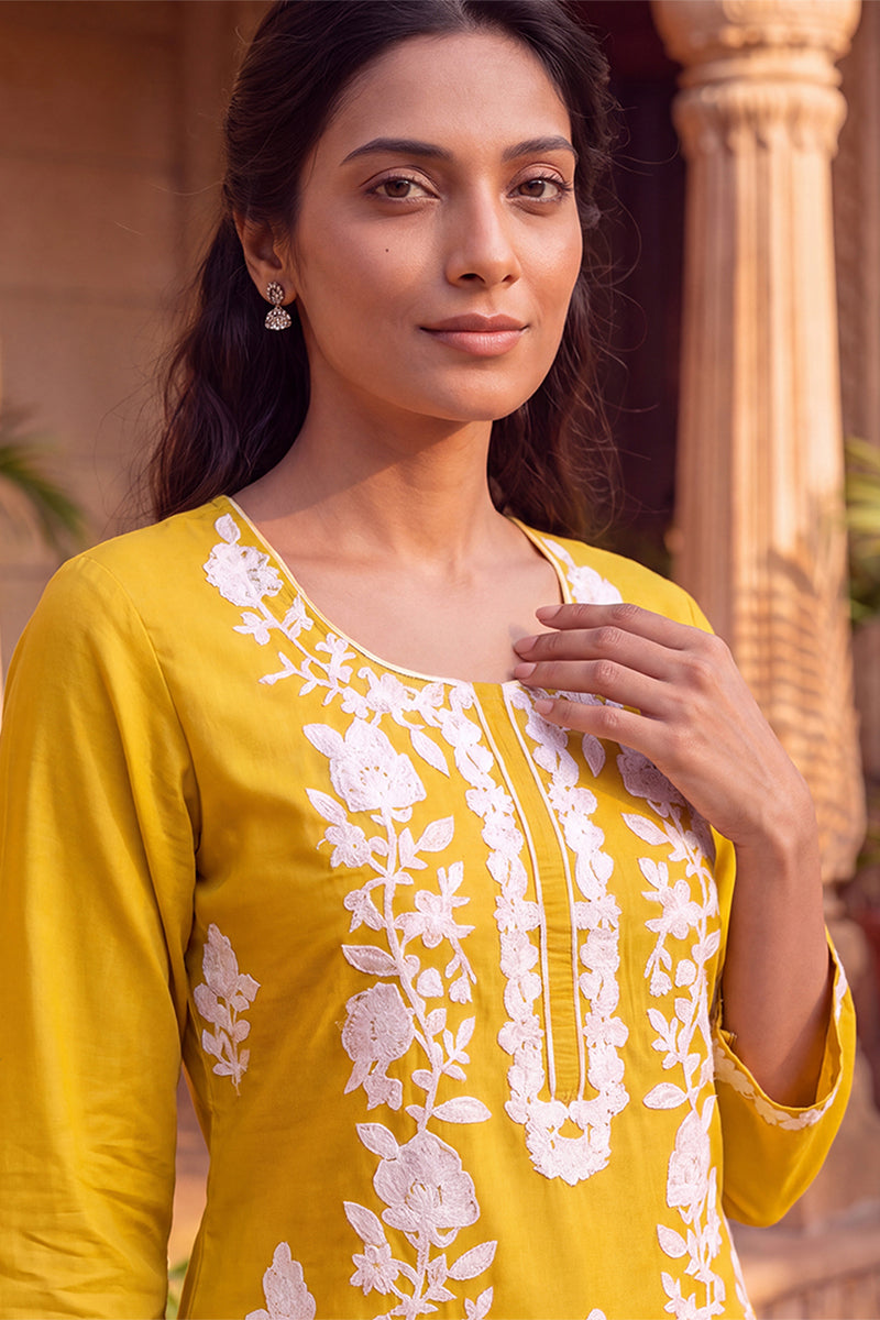 Ahika Womens Yellow Viscose Rayon Solid Embroidered Regular Kurta VCK9816