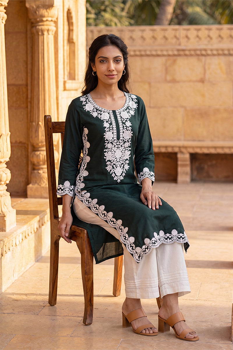 Ahika Womens Green Viscose Rayon Solid Embroidered Regular Kurta VCK9818
