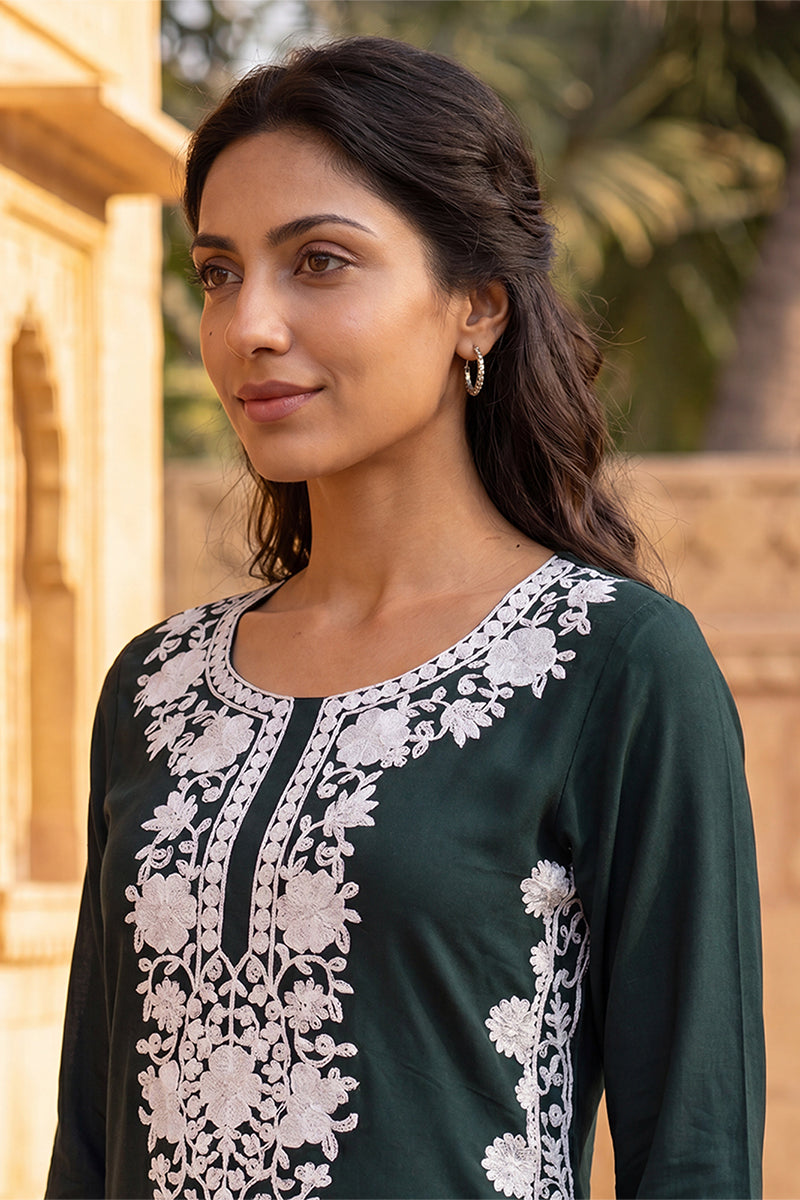 Ahika Womens Green Viscose Rayon Solid Embroidered Regular Kurta VCK9818
