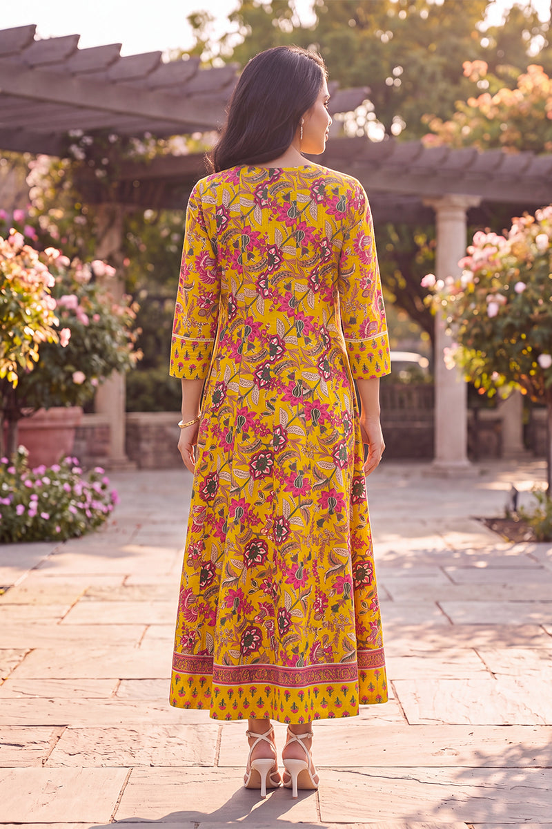 Ahika Women's Yellow Floral Printed Cotton Blend Kurta VCK9835