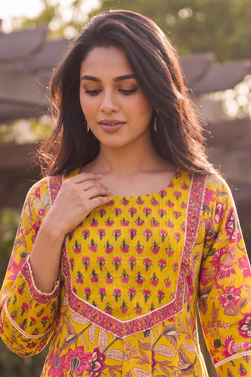 Ahika Women's Yellow Floral Printed Cotton Blend Kurta VCK9835