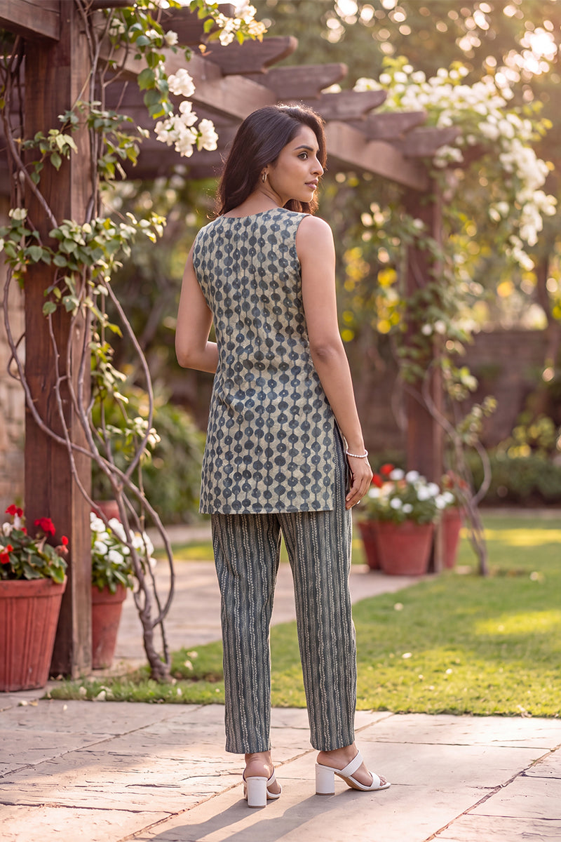 Ahika Women Grey Cotton Abstract Printed Straight Kurti With Farshi Salwar VCORD1210