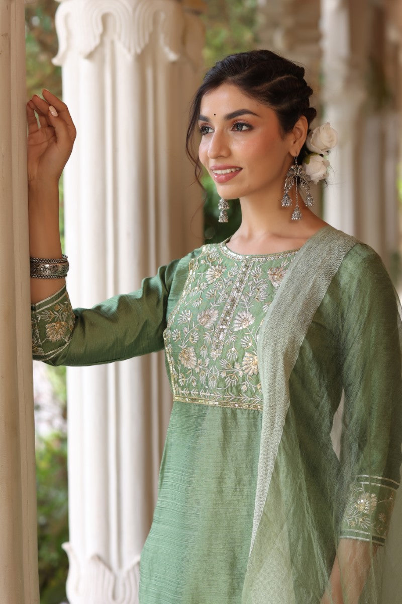 AHIKA Women Green Solid Embroidered Kurta Trousers With Dupatta 