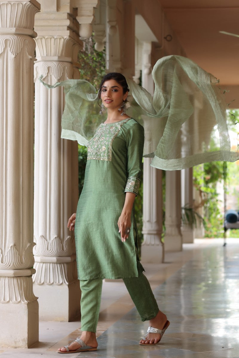 AHIKA Women Green Solid Embroidered Kurta Trousers With Dupatta 